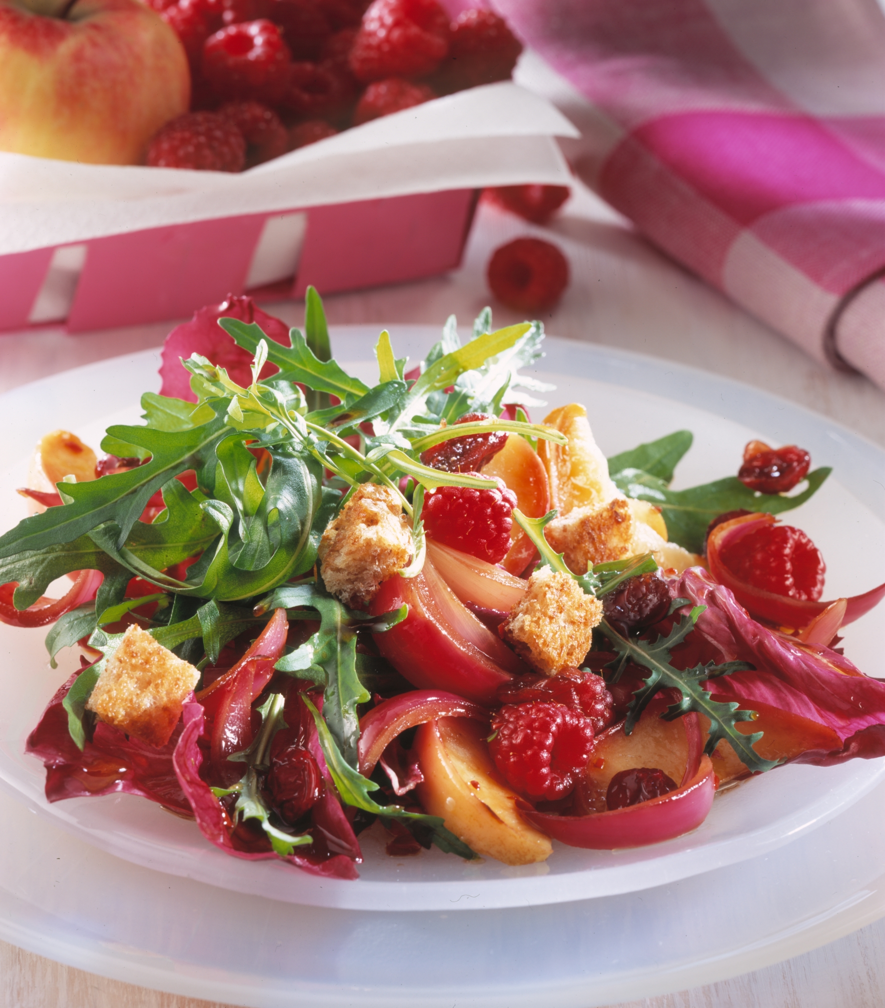 Pikanter Salat mit Beeren | Rezepte | Vitaquell Onlineshop